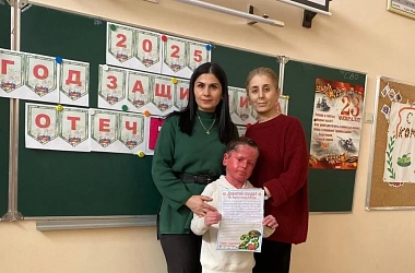 «Мама, у них такая же кожа!» Мальчик с ихтиозом ходит в школу в Дагестане